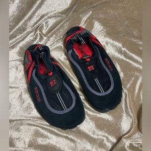 Body Glove Size 7 Black and Red Shoes